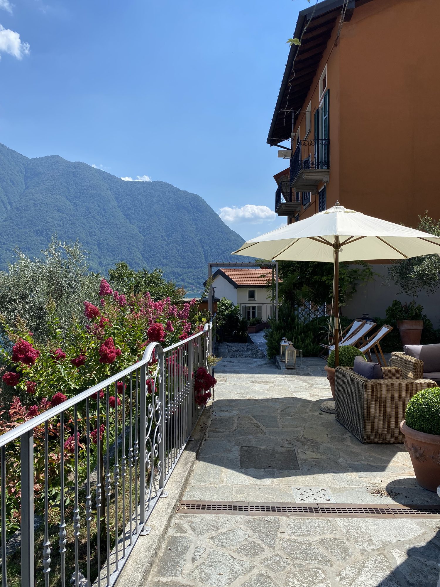 Pergola fleurie face au lac